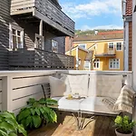 Modern And Airy In Center *