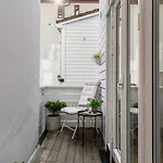 Modern And Airy In Center *